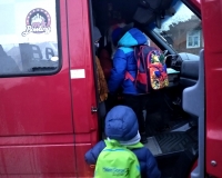 Autobus czerwony z Mikołajem mknie