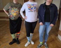 Jedynka wysyła dobro w świat w kolorowych skarpetkach
