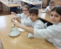 Zdobywcy Talentów w laboratorium chemicznym