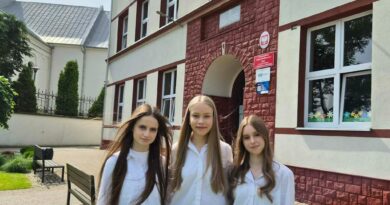 Uczennice klasy 8a laureatkami wojewódzkiego konkursu historycznego