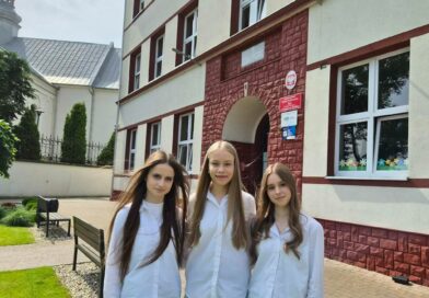 Uczennice klasy 8a laureatkami wojewódzkiego konkursu historycznego
