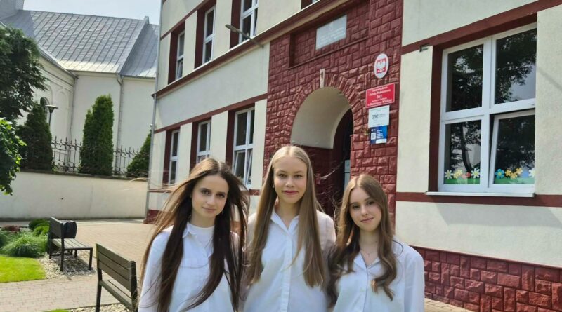 Uczennice klasy 8a laureatkami wojewódzkiego konkursu historycznego